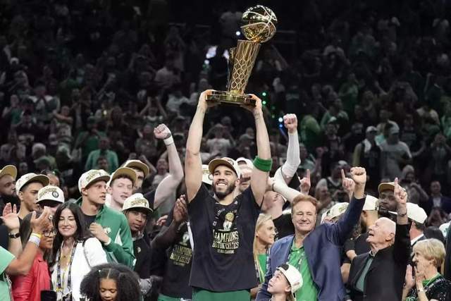 曼城官方发布海报为阿尔瓦雷斯加油