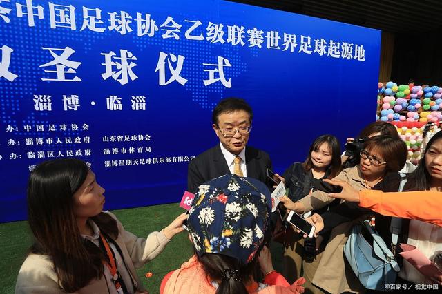 身穿国足7号球衣小球迷遭围堵，武磊深夜发文寻人